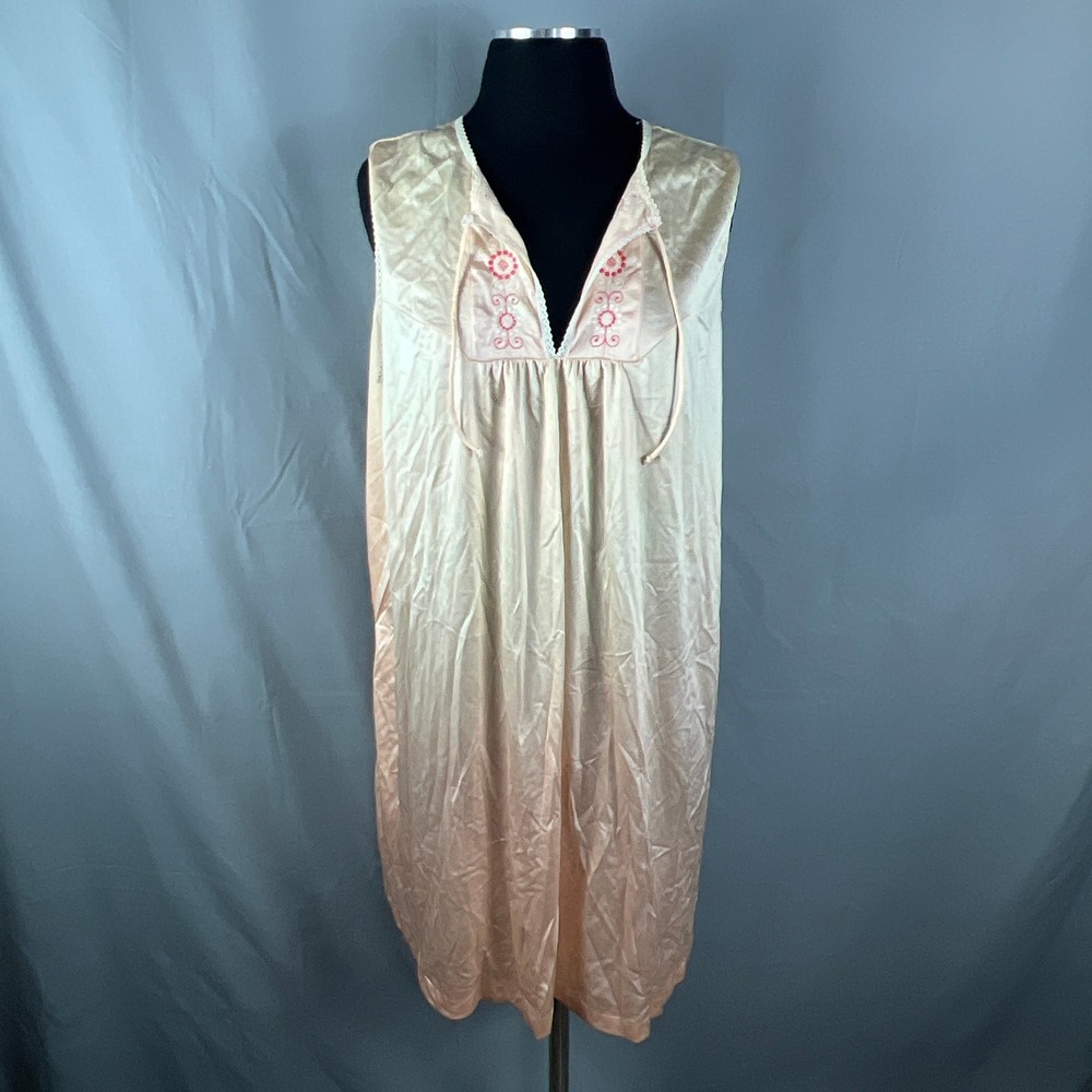 Vintage Womens Long Nightgown Pale Pink Floral Embroidered Pleated Sleepwear